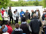 Picknick und Botanik-Vortrag am Rastplatz am Fluss Bystraja.